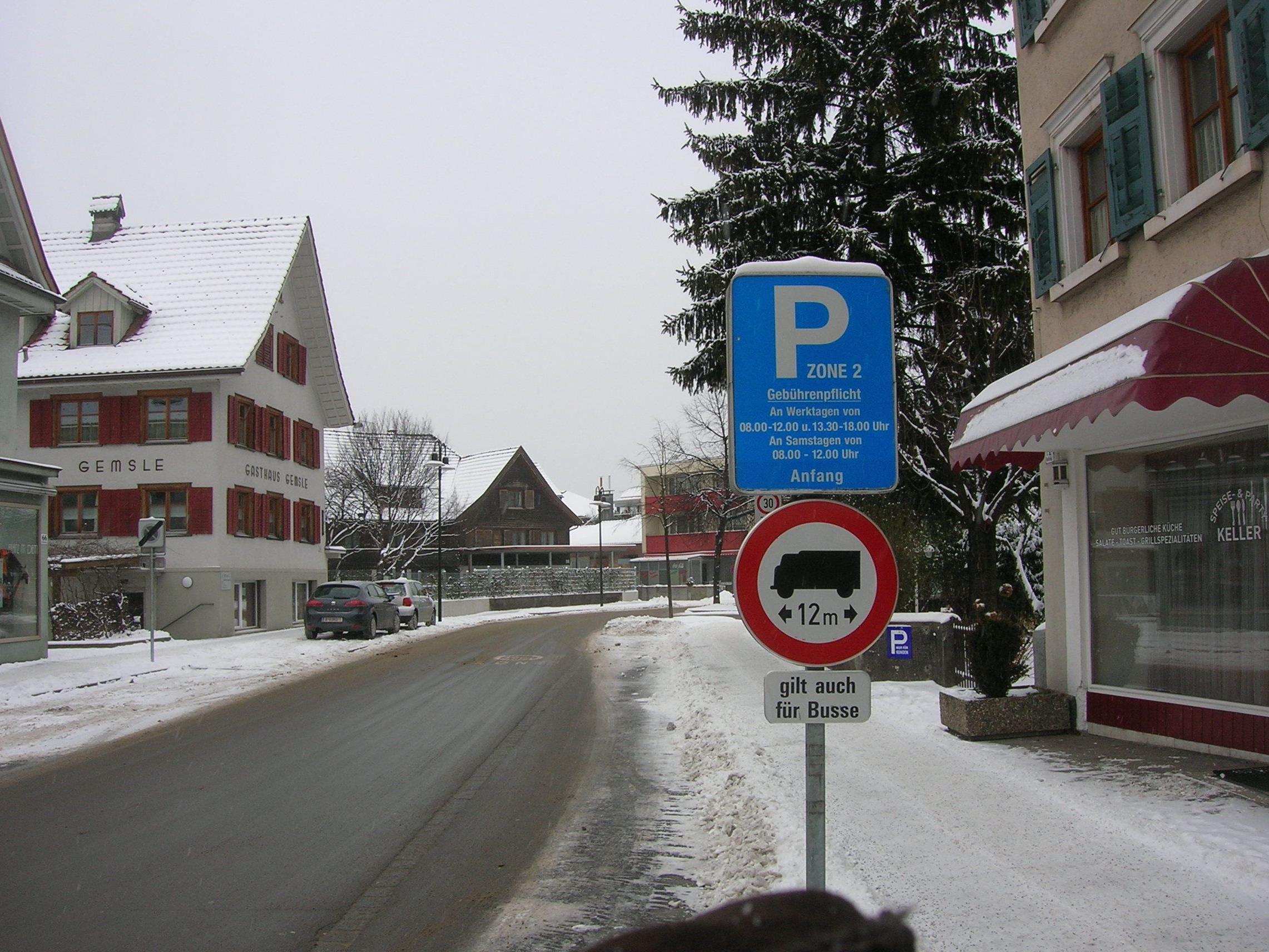 Die Parkraumbewirtschaftung wurde nun auch auf die äußere Marktstraße ausgeweitet.