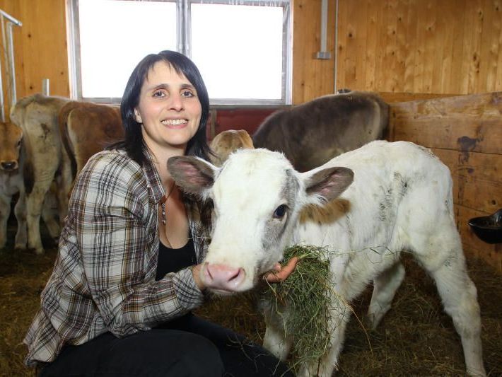 Hilde Meusburger bei einem ihrer Kälbchen. „Alles was in der Natur ist, tue ich gerne – ob Skifahren oder Schneeschaufeln“, sagt sie. Hilde Meusburger bei einem ihrer Kälbchen. „Alles was in der Natur ist, tue ich gerne – ob Skifahren oder Schneeschaufeln“, sagt sie.
