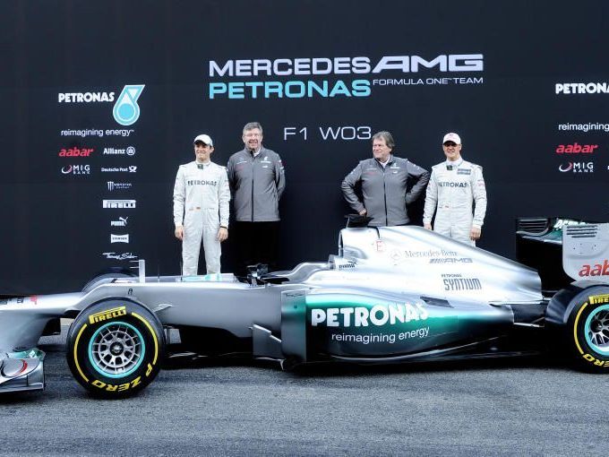 "Das markante Design der Fahrzeugnase, die sicherlich gewöhnungsbedürftig ist, ist eine elegante Interpretation des aktuellen Reglements", so Teamchef Brawn über den neuen W03 "Das markante Design der Fahrzeugnase, die sicherlich gewöhnungsbedürftig ist, ist eine elegante Interpretation des aktuellen Reglements", so Teamchef Brawn über den neuen W03