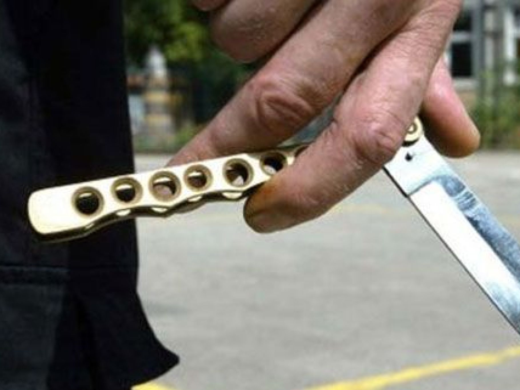 Mit einem Messer raubte der Mann das Wettbüro aus. Mit einem Messer raubte der Mann das Wettbüro aus.