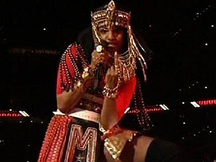 M.I.A. zeigte beim Super Bowl den Stinkefinger. M.I.A. zeigte beim Super Bowl den Stinkefinger.