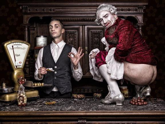 Fotograf Dokoupil sorgt mit provokantem Mozartkugel-Bild mit Roman Gregory für Aufregung. Fotograf Dokoupil sorgt mit provokantem Mozartkugel-Bild mit Roman Gregory für Aufregung.