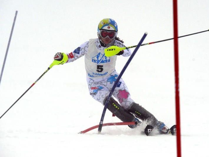 Marina Nigg gewinnt den ersten FIS-Slalom in Laterns.