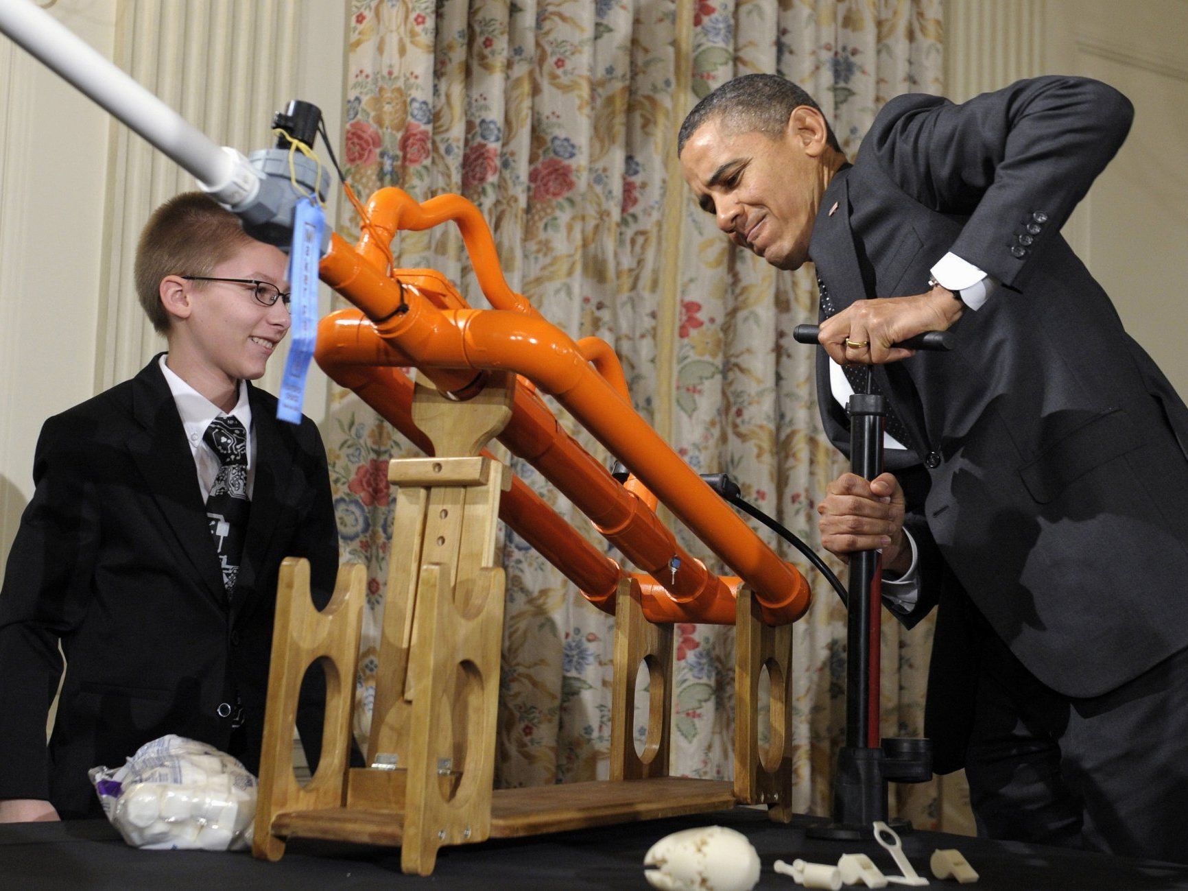 Präsident Obama pumpt Marshmallow-Kanone auf. Präsident Obama pumpt Marshmallow-Kanone auf.
