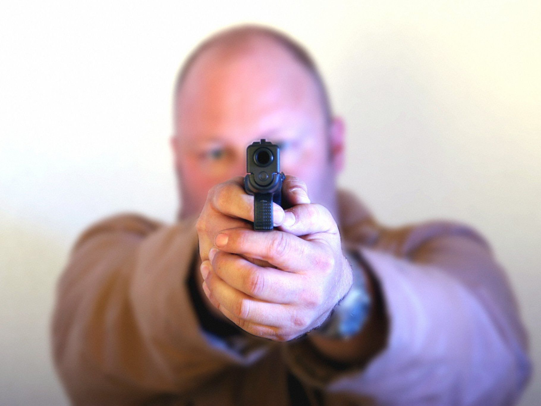 Der Räuber lauerte mit einer Pistole auf die Tageslosung Der Räuber lauerte mit einer Pistole auf die Tageslosung