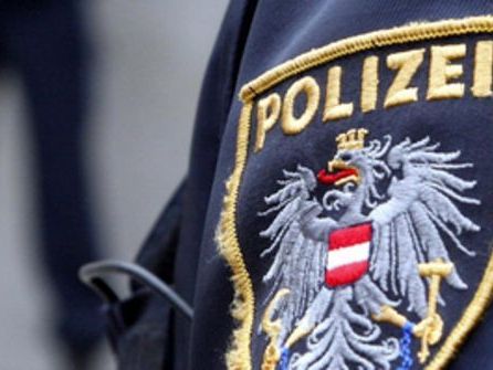 Ein Lokalgast in Wien-Meidling weigerte sich seine Rechnung zu bezahlen und schlug einen Polizisten. Ein Lokalgast in Wien-Meidling weigerte sich seine Rechnung zu bezahlen und schlug einen Polizisten.
