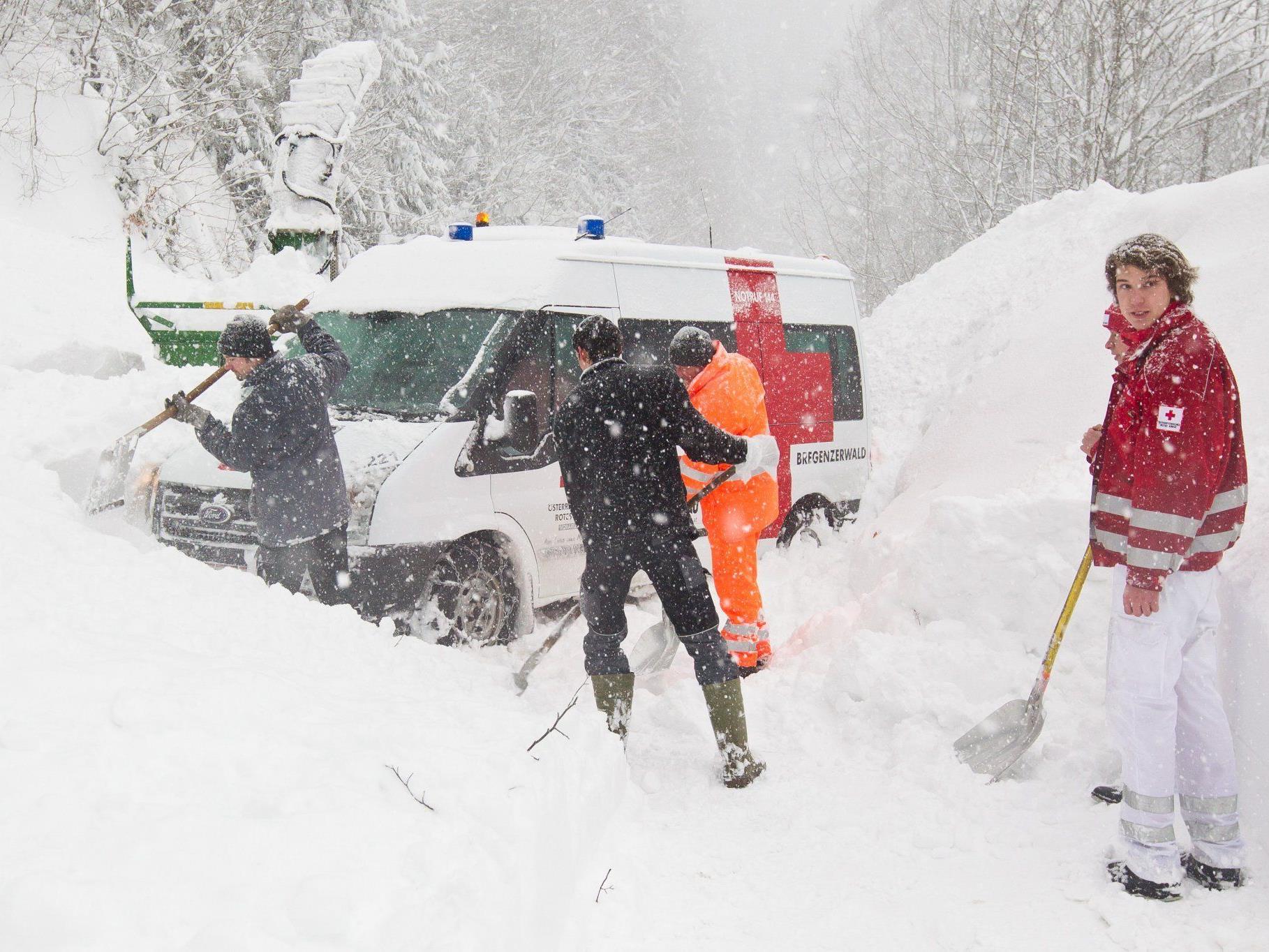 Rettungsauto von Schneerutsch erfasst