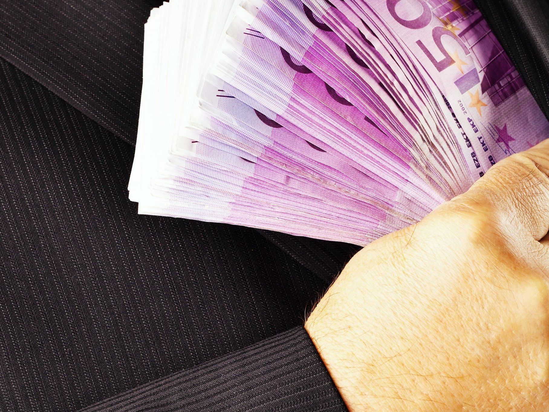 Abkommen soll 2013 eine Milliarde Euro in die heimischen Kassen spülen. Abkommen soll 2013 eine Milliarde Euro in die heimischen Kassen spülen.