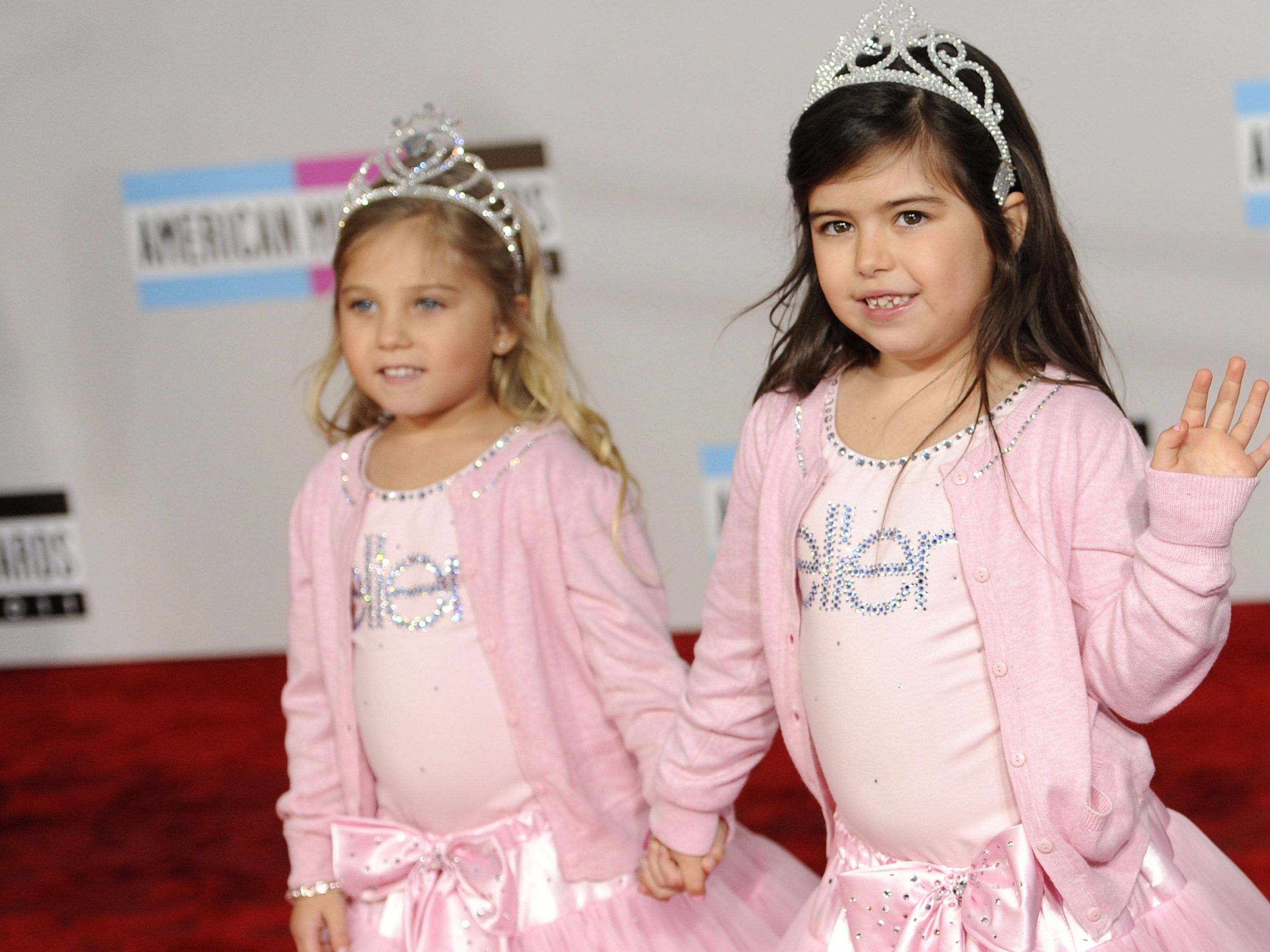 Sophia Grace Brownlee (r.) und Cousine Rosie bei den AMAs. Sophia Grace Brownlee (r.) und Cousine Rosie bei den AMAs.