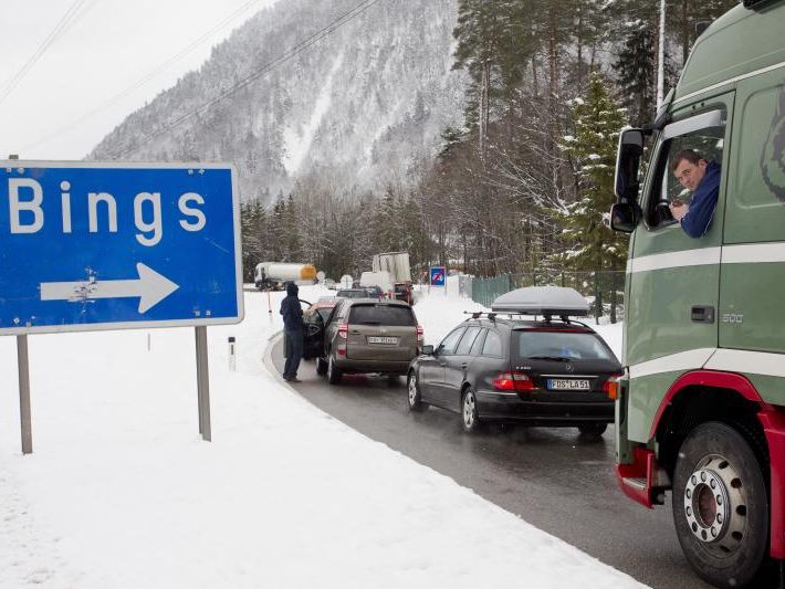 Hochbetrieb entlang der Arlbergschnellstraße S 16: im Stau steckende Autolenker, Schnee schaufelnde Lkw-Fahrer und Großeinsatz für Verkehrspolizisten. Hochbetrieb entlang der Arlbergschnellstraße S 16: im Stau steckende Autolenker, Schnee schaufelnde Lkw-Fahrer und Großeinsatz für Verkehrspolizisten.