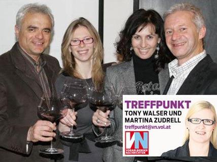 Winzer mit Hausherr: Massimo Nicolis (l.) mit Assistentin Martina sowie Andrew und Annette Nussbaumer.