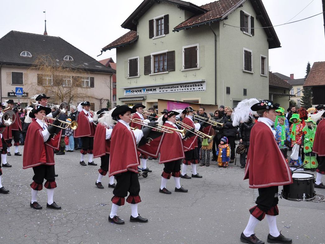 Nicht nur die Bläser hoffen auf wärmere Temperaturen beim Harder Faschingsumzug....