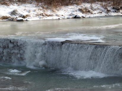 Alle drei Wasserfälle an der Frutz sind mit Eisskulpturen überzogen. Alle drei Wasserfälle an der Frutz sind mit Eisskulpturen überzogen.