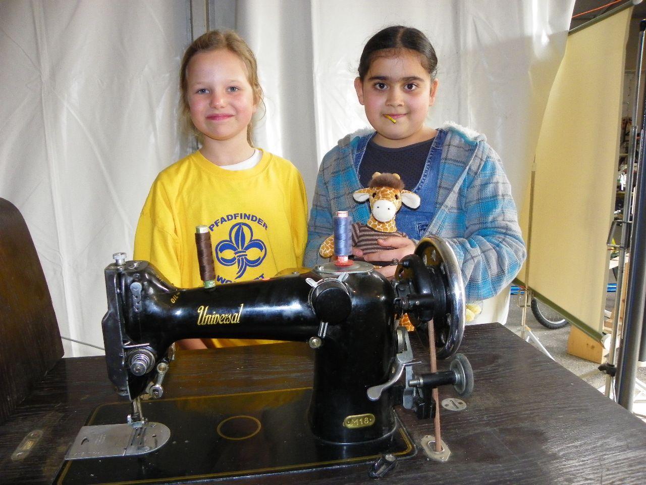 Elena-Sophie und Melda bieten eine Nähmaschine zum Kauf an