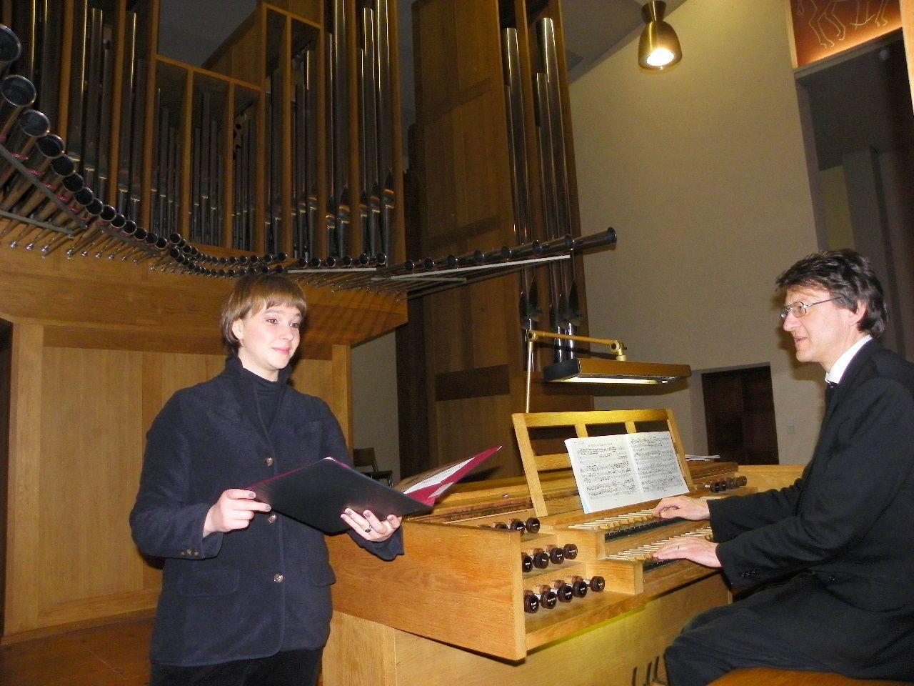 Sopranistin Miriam Feuersinger und Organist Helmut Binder