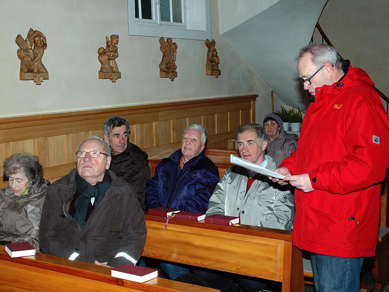 Interessierte Besucher in der Kapelle Kehlen