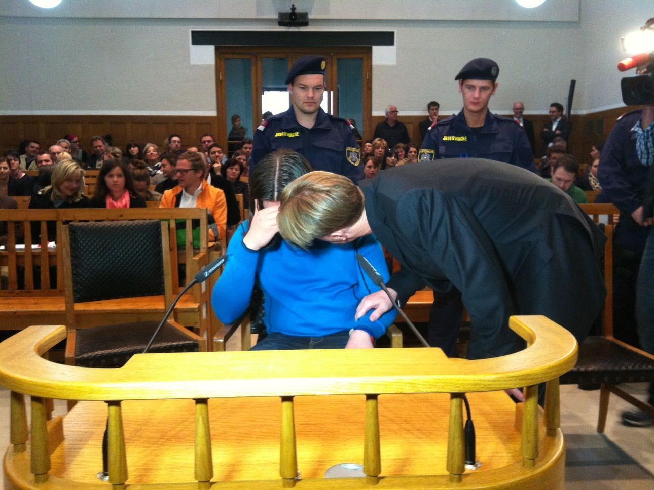 Das Drama um den kleinen Cain hat ganz Österreich erschüttert. Heute muss sich Milosav M. (im Bild mit seinem Anwalt) vor Gericht verantworten.