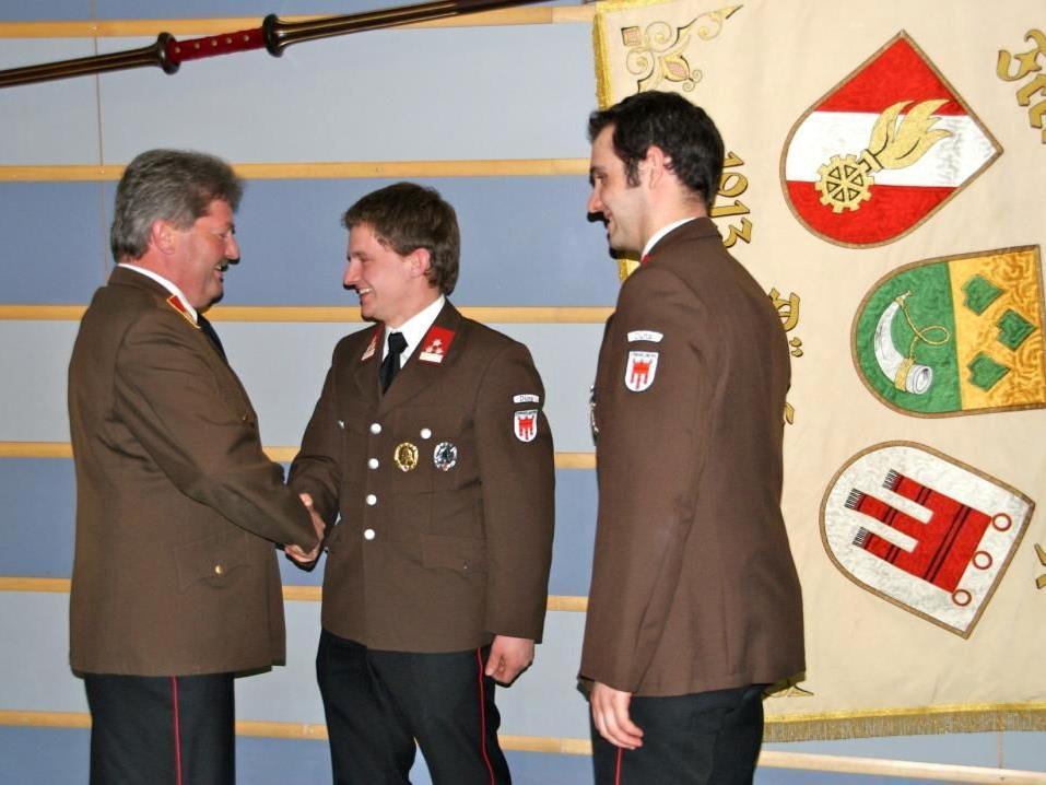 Die Feuerwehr-Medaille in Bronze sowie Dank und Anerkennung für Michael Schnetzer.