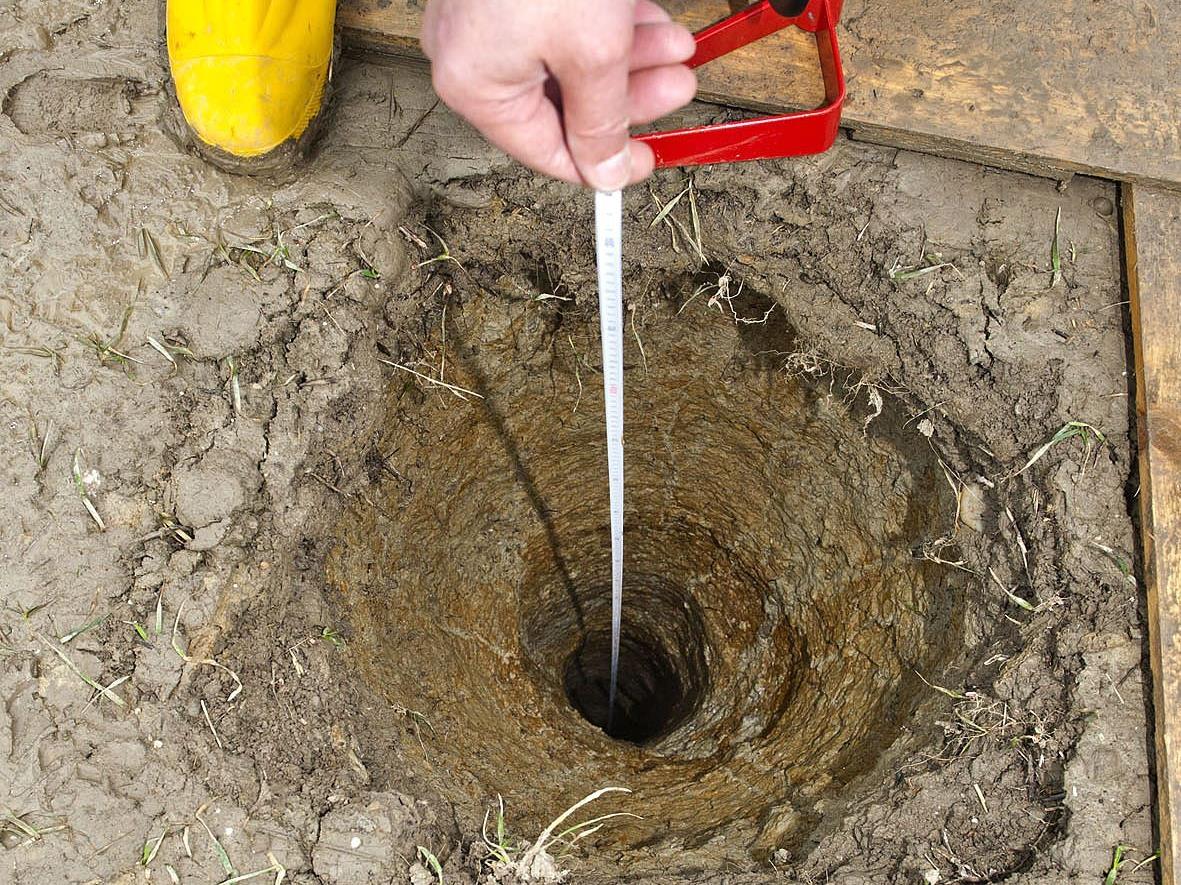 Das sechs Meter tiefe Loch mit einem Durchmesser von einem halben Meter, wurde auf einem Acker in Neuhofen im Innkreis (Bezirk Ried im Innkreis) entdeckt.