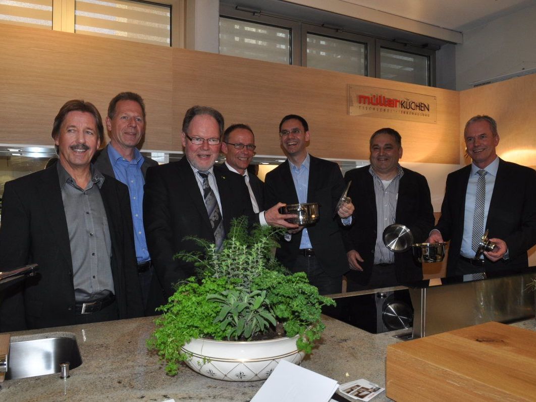 Die Bgm. Maierhofer, Amann, Huber, Vize F. Kopf, LH Wallner, Tischler K. Müller und Bgm. Brändle. Die Bgm. Maierhofer, Amann, Huber, Vize F. Kopf, LH Wallner, Tischler K. Müller und Bgm. Brändle.