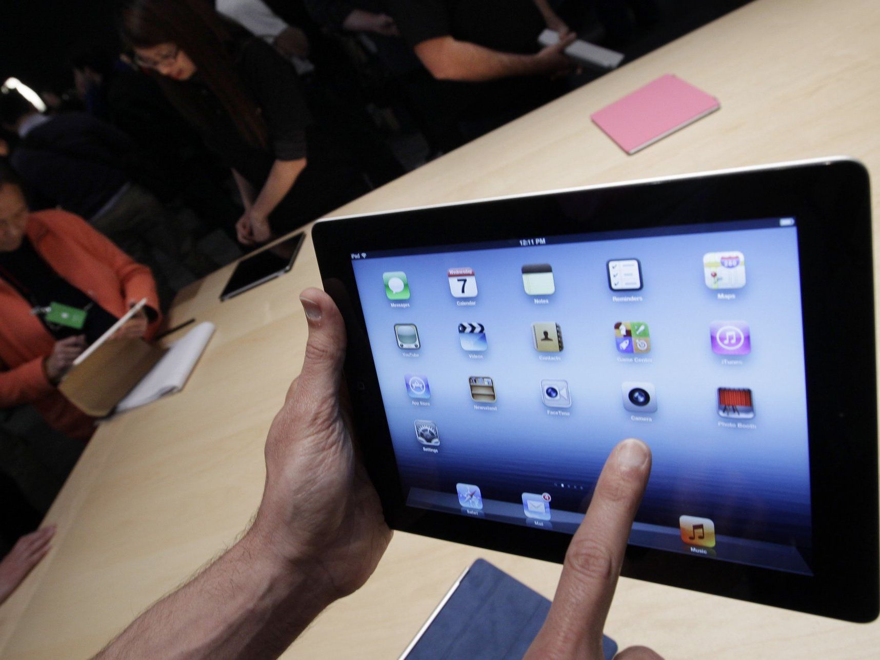 Nach der Präsentation des "neuen iPad" hat Apple beschlossen erstmals seit 1995 eine Dividende zu zahlen. Nach der Präsentation des "neuen iPad" hat Apple beschlossen erstmals seit 1995 eine Dividende zu zahlen.