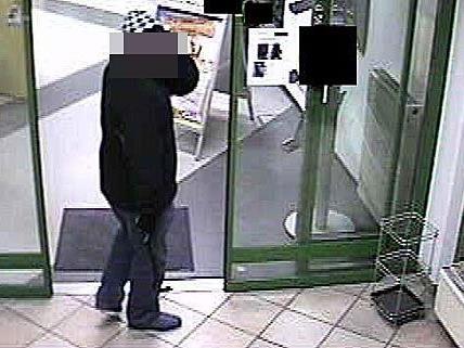 Einer der beiden Männer, die den Bankomat-Einbruch im Bezirk Wiener Neustadt versuchten