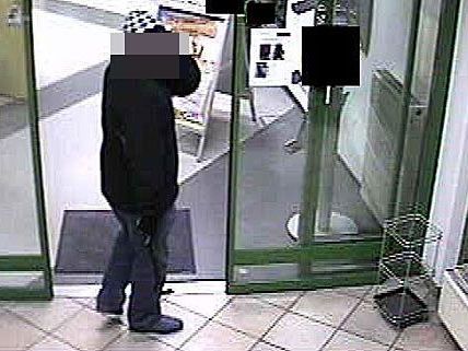 Einer der beiden Männer, die den Bankomat-Einbruch im Bezirk Wiener Neustadt versuchten Einer der beiden Männer, die den Bankomat-Einbruch im Bezirk Wiener Neustadt versuchten