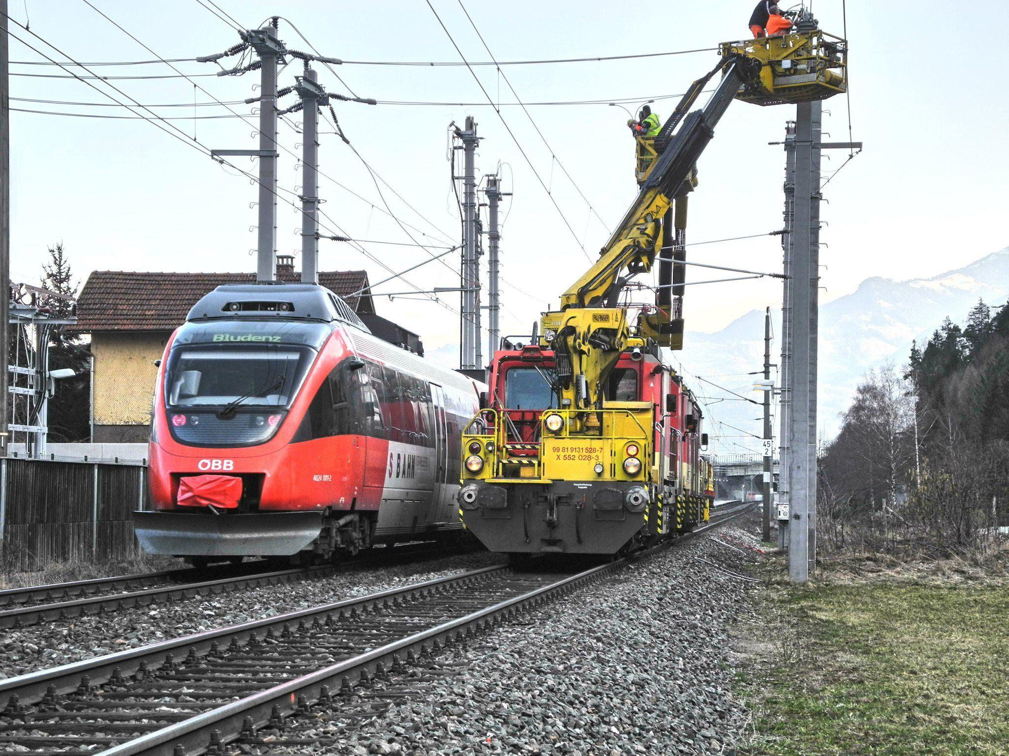 Die letzten Arbeiten zum Anschluß der Oberleitung mit dem ÖBB-Unterwerk in Altenstadt