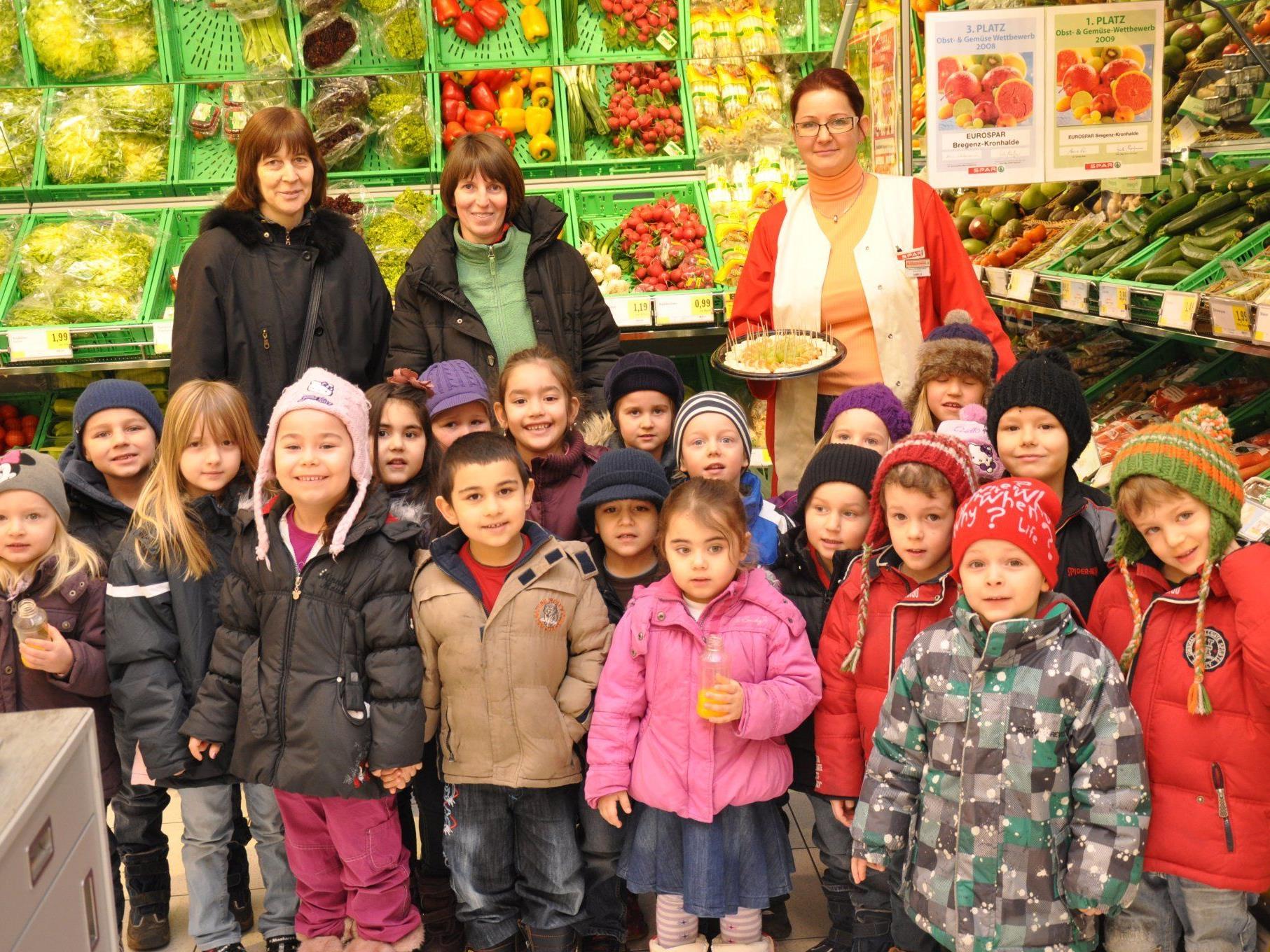 Bianca Nußbaumer – Marktleiterin im EUROSPAR Bregenz-Kronhalde mit den Kindern und Kindergärtnerinnen der „Elefanten-Gruppe“ des Kindergarten Weinschlössle in Bregenz