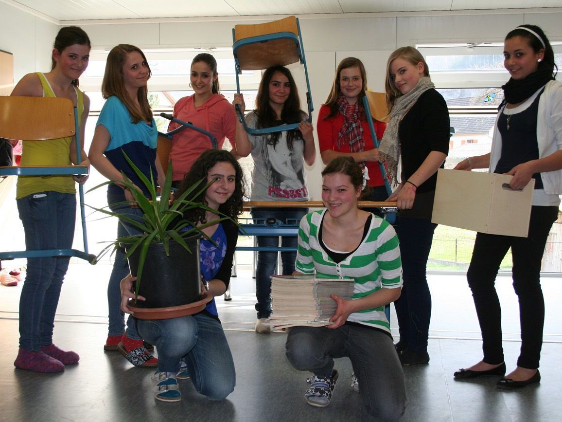 „Alternativunterricht“ hieß es in den vergangenen Wochen für die Bürser Mittelschüler – der Umzug in die Ausweichschule war angesagt. „Alternativunterricht“ hieß es in den vergangenen Wochen für die Bürser Mittelschüler – der Umzug in die Ausweichschule war angesagt.