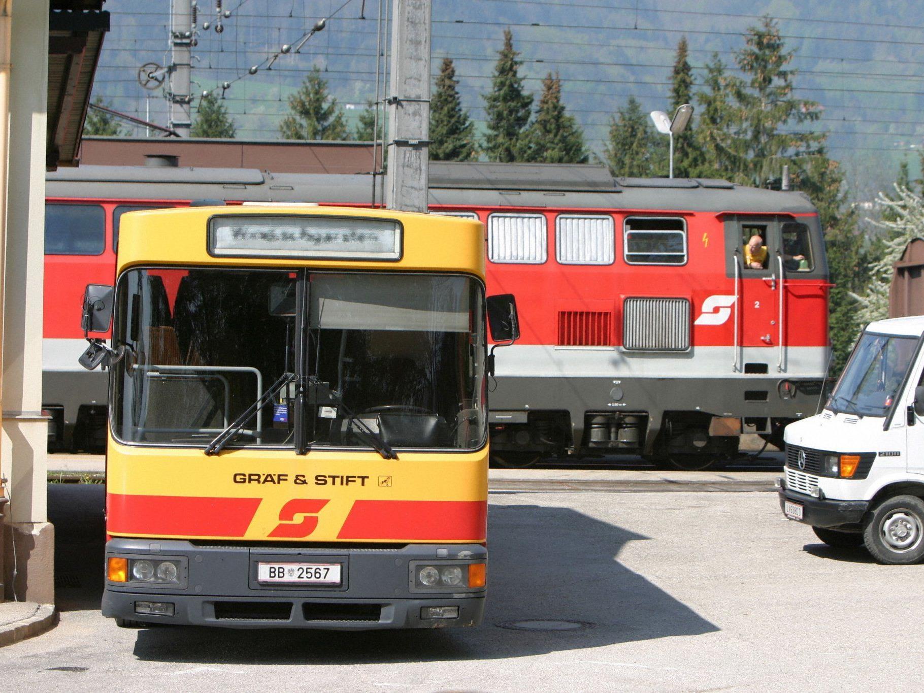 Bus, Bahn, Schnellbahn und Wiener Öffis sollen alle billiger werden.