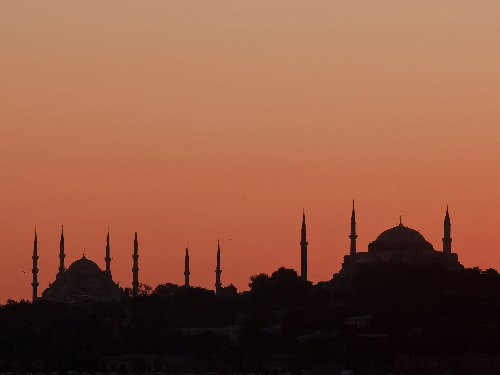 Bei der Explosion, die sich in der türkischen Hauptstadt Istanbul ereignete, wurden zehn Menschen verletzt. Bei der Explosion, die sich in der türkischen Hauptstadt Istanbul ereignete, wurden zehn Menschen verletzt.