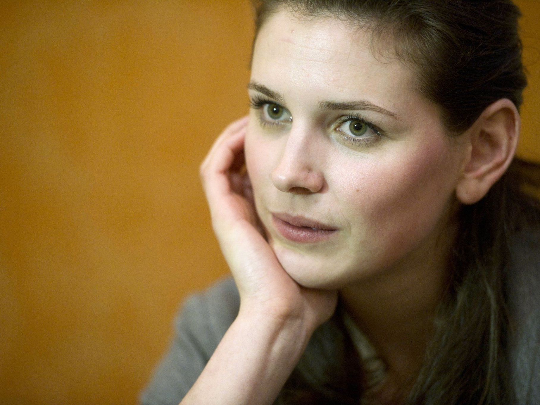 Topmodel-Siegerin Ananda Marchildon wurde von ihrem Vertrag gekündigt, weil ihr Hüftumfang zu groß war. Topmodel-Siegerin Ananda Marchildon wurde von ihrem Vertrag gekündigt, weil ihr Hüftumfang zu groß war.