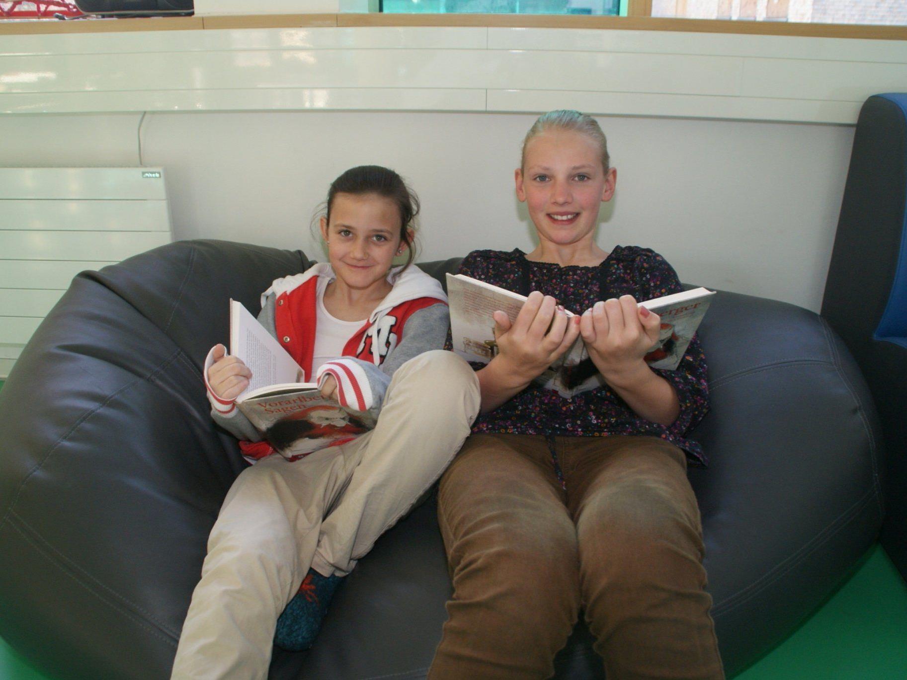Anna und Leonie machten es sich in der Sitzecke gemütlich.