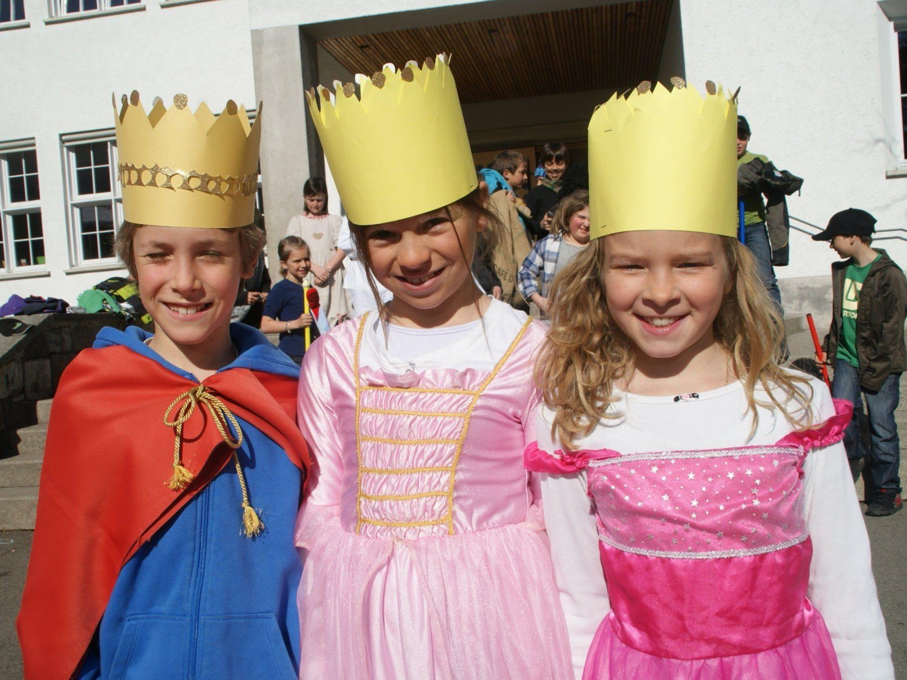 Oliver, Marie und Anne stellten Könige dar.