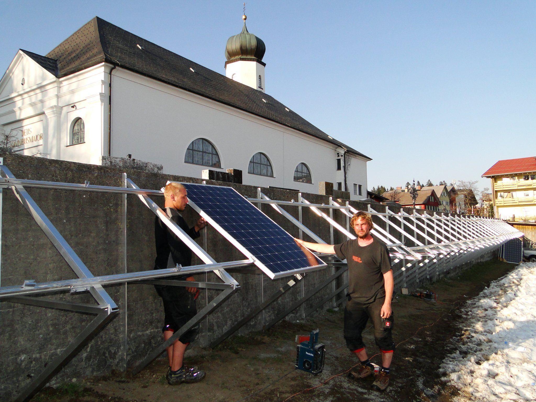 Die Montage des ersten von ingesamt 38 Photovoltaik-Elementen an der Friedhofsmauer in Sulzberg.