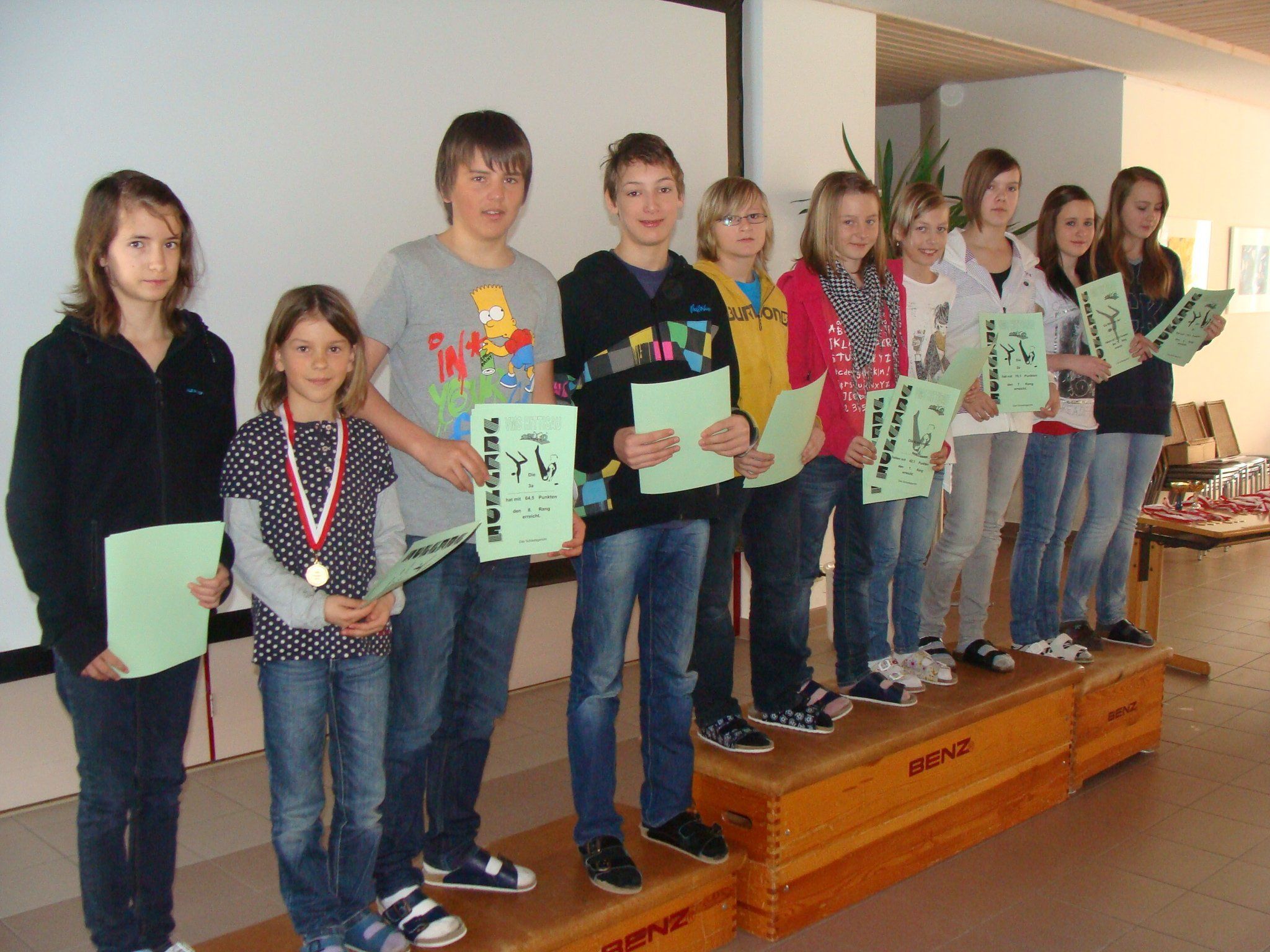 Klassensprecher nahmen Urkunden der Gruppenwertung entgegen Klassensprecher nahmen Urkunden der Gruppenwertung entgegen