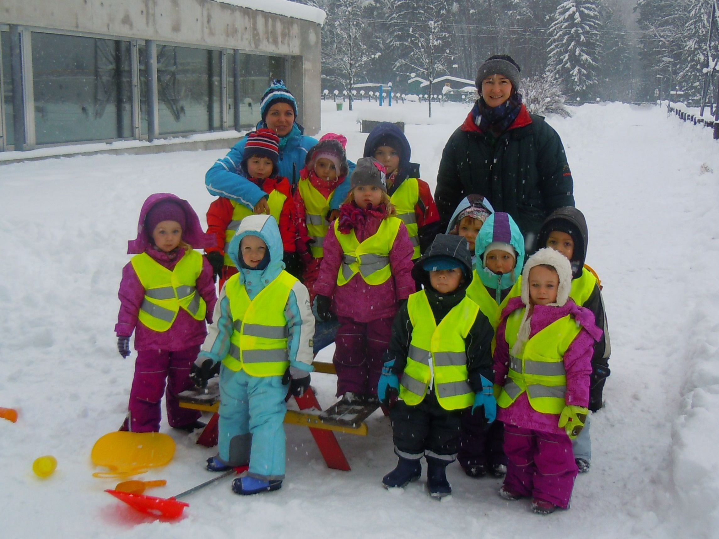 Die Kinder der Spielgruppe mit ihren Betreuerinnen Nicole Dobler und Karin Batlogg Die Kinder der Spielgruppe mit ihren Betreuerinnen Nicole Dobler und Karin Batlogg