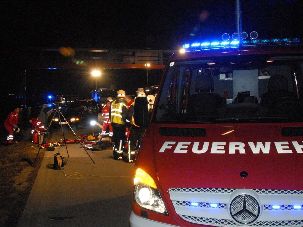 Auf der A2 wurde ein Mann von einem Klein-Lkw erfasst und getötet. Auf der A2 wurde ein Mann von einem Klein-Lkw erfasst und getötet.