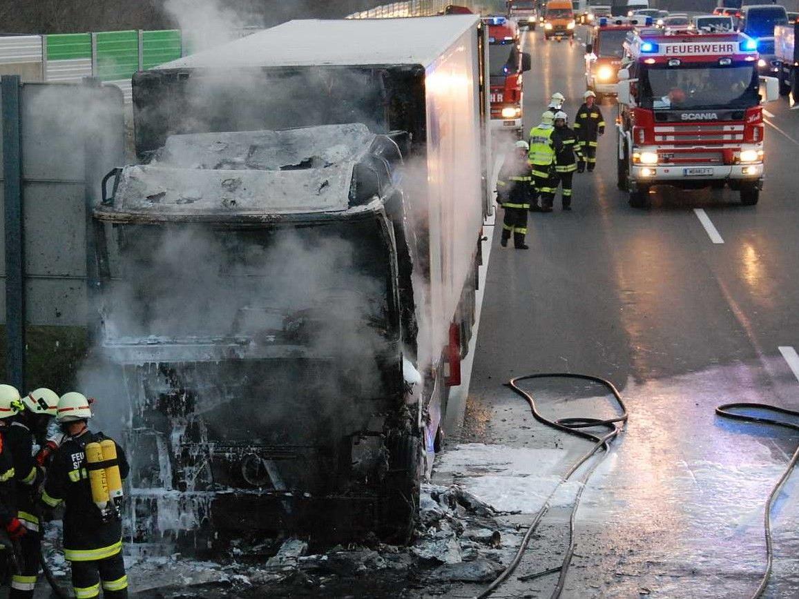 Auf der A21 war am Donnerstag ein mit Fleisch beladender Lkw in Brand geraten.