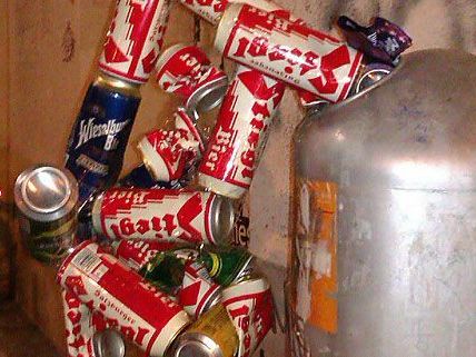 Unsere Leserreporterin entdeckte zu nächtlicher Stunde dieses "Dosenkunstwerk" im öffentlichen Raum Unsere Leserreporterin entdeckte zu nächtlicher Stunde dieses "Dosenkunstwerk" im öffentlichen Raum