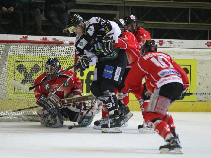 Scott Barney erzielte einen Powerplaytreffer für die Bulldogs Scott Barney erzielte einen Powerplaytreffer für die Bulldogs