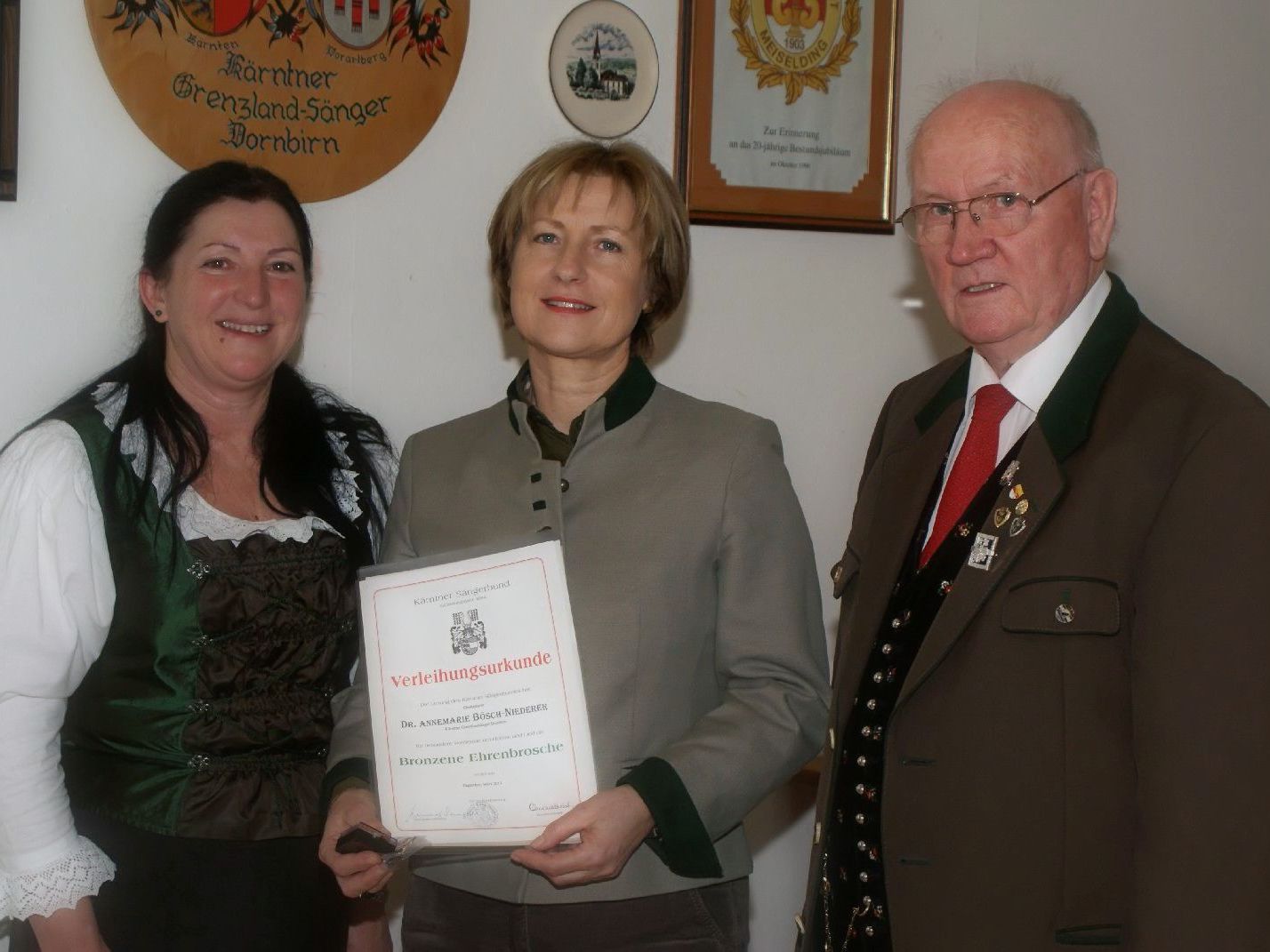 Obfrau Margit Halbeisen, Chorleiterin Dr Annemarie Bösch-Niederer, EO Fritz Schabus Obfrau Margit Halbeisen, Chorleiterin Dr Annemarie Bösch-Niederer, EO Fritz Schabus