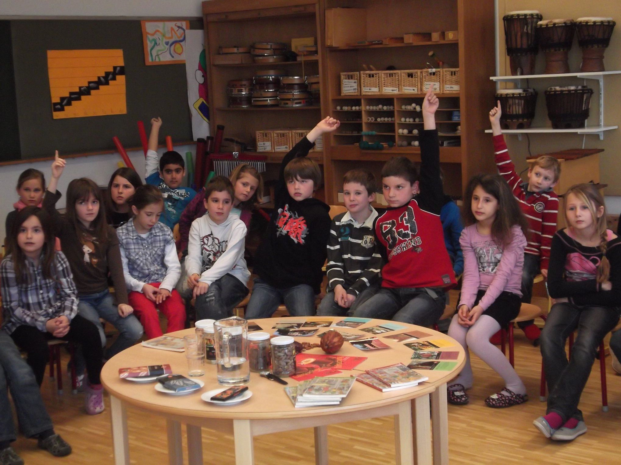 Die Schüler der VS Markt interessierten sich nach der Autorenlesung für Fairtrade Schokoladen Die Schüler der VS Markt interessierten sich nach der Autorenlesung für Fairtrade Schokoladen