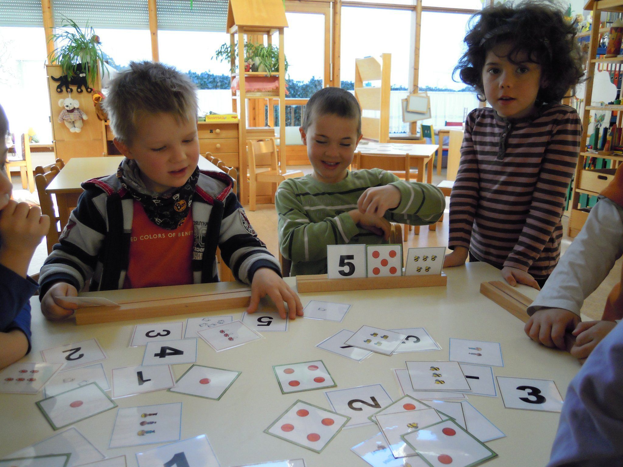 Eifriege Kinder beim entdecken der Zahlen Eifriege Kinder beim entdecken der Zahlen