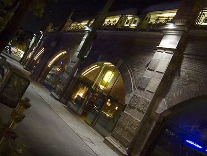 Vor einem Lokal am Wiener Gürtel kam es vor 25 Jahren zu einem Mord - der nun vielleicht geklärt wird Vor einem Lokal am Wiener Gürtel kam es vor 25 Jahren zu einem Mord - der nun vielleicht geklärt wird