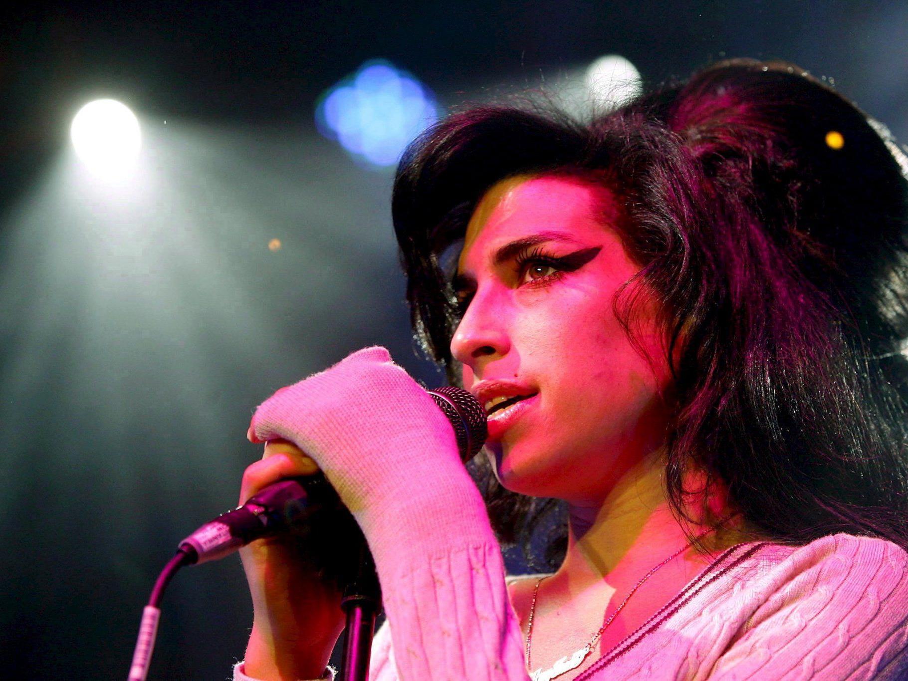 Mitch Winehouse ist der Meinung, dass seine Tochter Amy zu wenig aufgeklärt wurde.. Mitch Winehouse ist der Meinung, dass seine Tochter Amy zu wenig aufgeklärt wurde..