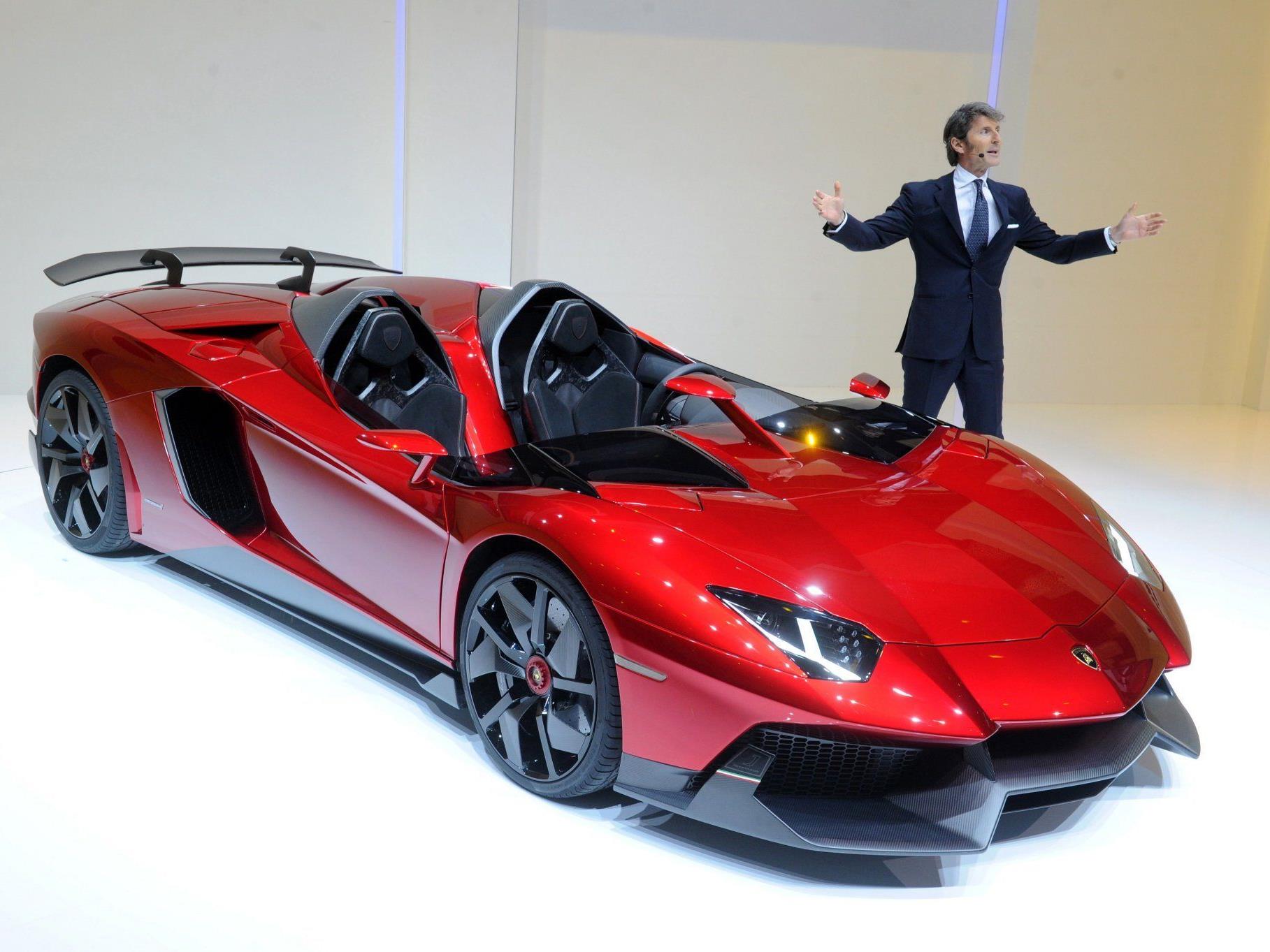 Lamborghini-Chef Stephan Winkelmann präsentiert den Lamborghini Mentador J.
