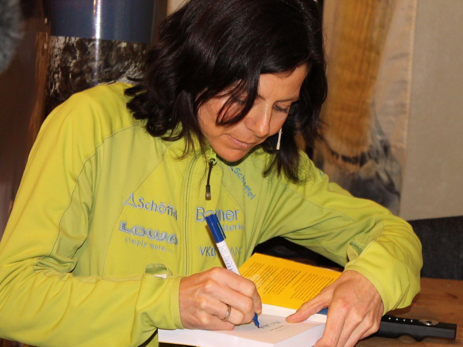 Die Extrem-Bergsteigerin beim Bücher-Signieren