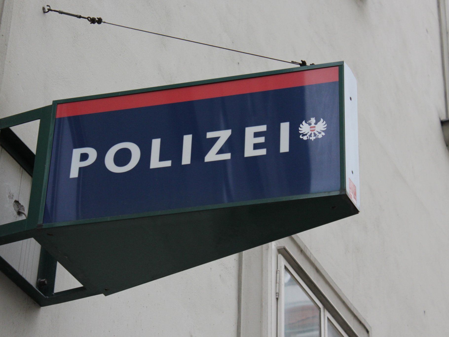 Auf dem Weg zum Trafiküberfall krachten mehrere Polizeiautos ineinander Auf dem Weg zum Trafiküberfall krachten mehrere Polizeiautos ineinander